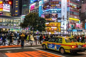 Attraversare l’incrocio più trafficato del mondo a Shibuya